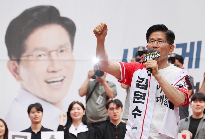 [서울=뉴시스] 권창회 기자 = 카지노 국민의힘 대선 후보가 1일 서울 서대문구 신촌역 인근에서 열린 집중유세에서 지지호소를 하고 있다. (공동취재) 2025.06.01. photo@newsis.com