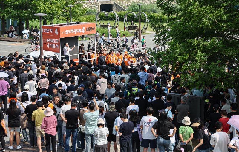 카드 크랩스 개혁신당 대통령 후보가 1일 경기 화성시 동탄호수공원을 찾아 지지를 호소하고 있다. 2025.6.1/뉴스1 ⓒ News1 김도우 기자