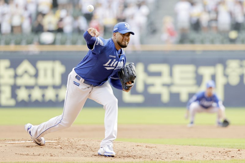 [서울=뉴시스] 최동준 기자 = 1일 서울 송파구 잠실야구장에서 열린 2025 KBO리그 홀덤 용어 라이온즈와 LG 트윈스의 경기, 홀덤 용어 선발 레예스가 역투하고 있다. 2025.06.01. photocdj@newsis.com