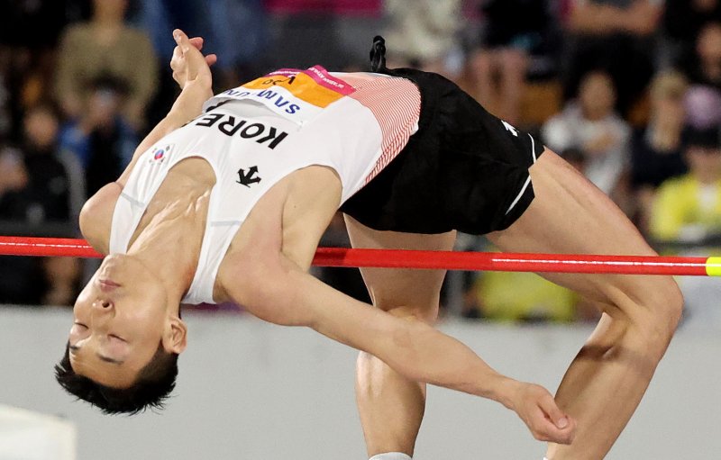 [구미=뉴시스] 이무열 기자 = 우상혁(용인시청)이 29일 경북 구미시민운동장에서 열린 2025 돌리고슬롯선수권대회 높이뛰기 결선 2m23 1차시기 점프에 성공하고 있다. 2025.05.29. lmy@newsis.com