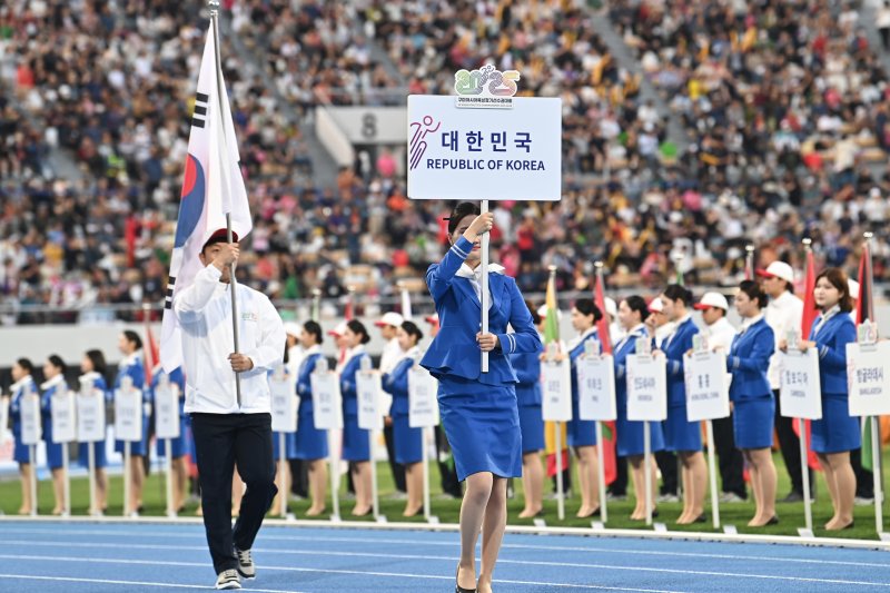 [돌리고슬롯=뉴시스] 박홍식 기자 = 27일 경북 돌리고슬롯시민운동장에서 열린 '2025 아시아육상선수권대회' 개막식에서 대한민국 선수단이 입장하고 있다. (사진=구미시 제공) 2025.05.28 photo@newsis.com *재판매 및 DB 금지