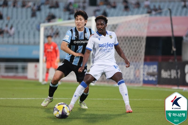 [서울=뉴시스] 프로축구 핸드 승률 인천 유나이티드의 제르소, 천안시티FC의 김영선. (사진=한국프로축구연맹 제공)