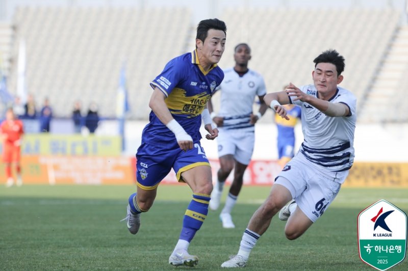 [서울=뉴시스] 프로축구 핸드 승률 충남아산FC의 박종민. (사진=한국프로축구연맹 제공)