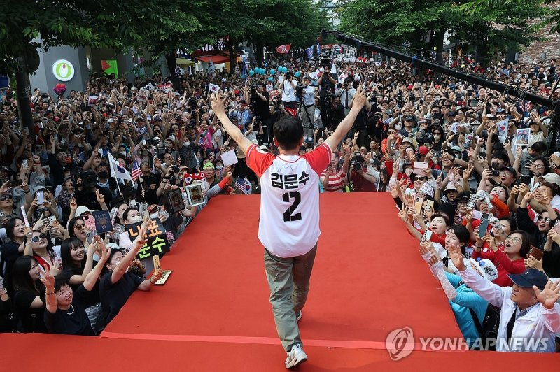 김문수, 신촌역 앞 집중유세 (출처=연합뉴스)