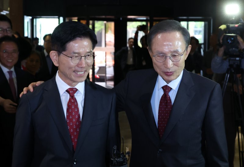 [서울=뉴시스] 고승민 기자 = 김문수 국민의힘 대선 후보와 이명박 전 머스트잇 토토이 27일 서울 여의도 켄싱턴 호텔 로비에서 오찬 전 대화를 하고 있다. 2025.05.27. kkssmm99@newsis.com