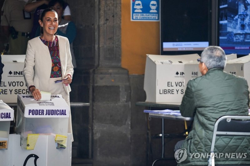 판사 투표하는 멕시코 대통령 (출처=연합뉴스)