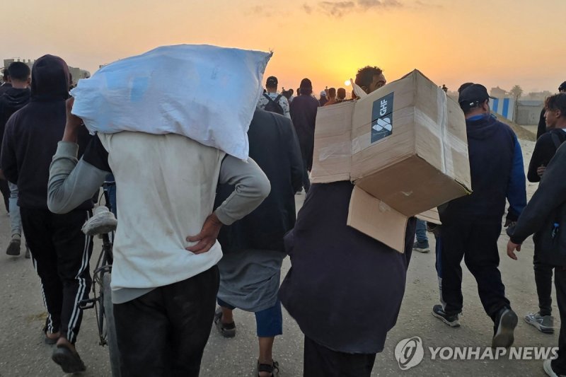 구호품 받은 가자지구 주민 (출처=연합뉴스)