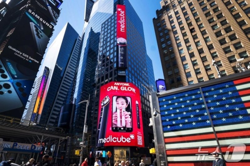 미국 뉴욕 타임스퀘어 전광판에 에이피알 메디큐브 옥외광고가 송출되고 있다. (에이피알 제공)