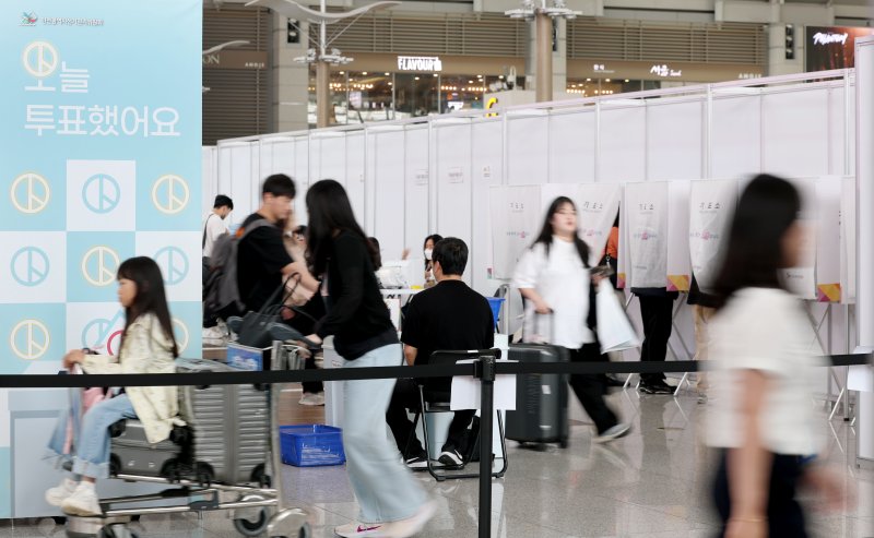 제21대 대통령선거 사전투표 둘째 날인 30일 인천공항국제공항에서 여행객들이 투표를 마치고 출국하고 있다. 2025.5.30/뉴스1 ⓒ News1 권현진 기자