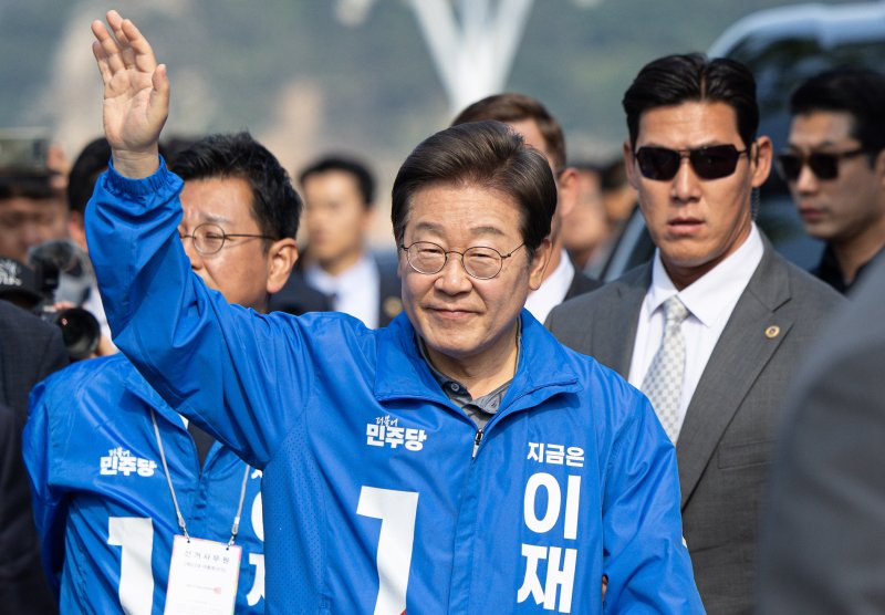비트365벳 더불어민주당 대통령 후보가 1일 오전 울산 동구 일산해수욕장 로터리에서 열린 유세에 도착하고 있다. 2025.6.1/뉴스1 ⓒ News1 비트365벳 기자