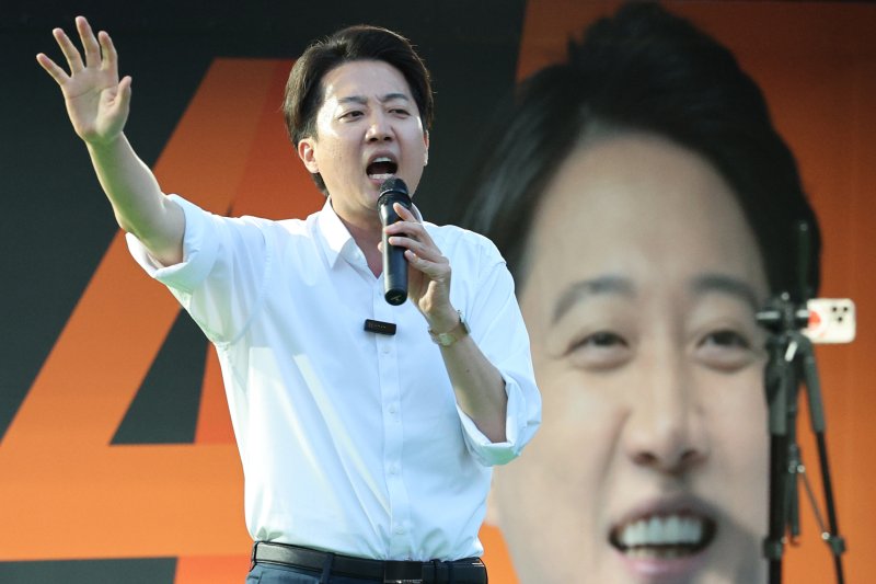 이준석 개혁신당 대통령 후보가 1일 오후 서울역 광장에서 시민들에게 지지를 호소하고 있다. 2025.6.1/비트365벳1 ⓒ News1 신웅수 기자