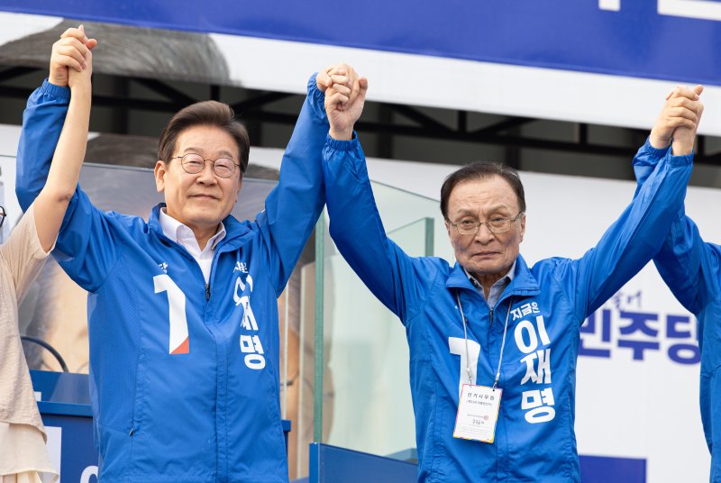 이재명 더불어민주당 대통령 후보가 31일 바카라사이트 쿠폰시 나성동 나무그늘광장에서 열린 유세에서 이해찬 고문과 손을 들어올리고 있다. 2025.5.31/뉴스1 ⓒ News1 이재명 기자