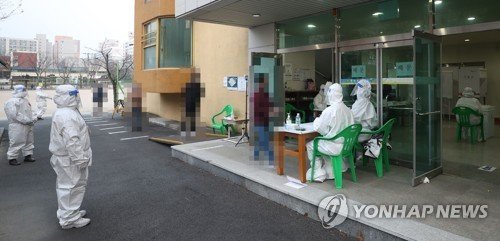 순조롭게 진행되는 확진자 투표 (출처=연합뉴스)