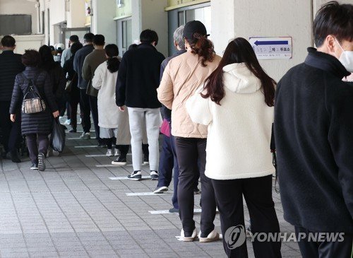 투표 기다리는 유권자들 (출처=연합뉴스)