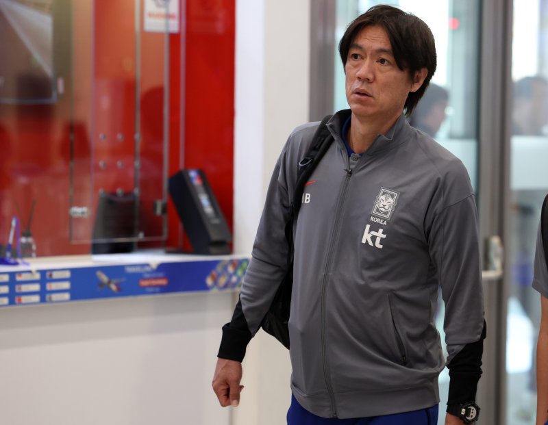 [쿠웨이트시티(쿠웨이트)=뉴시스] 이영환 기자 = 홍명보 축구 대표팀 감독이 지난해 11월17일 오후(현지시각) 쿠웨이트 국제공항에서 요르단으로 출국을 하기위해 이동 하고 있다.홍명보 감독이 이끄는 축구대표팀은 오는 19일 중립지역인 요르단 암만 국제경기장에서 팔레스타인과 2026 국제축구연맹(FIFA) 북중미 월드컵 아시아 3차 예선 B조 6차전을 치른다. 2024.11.17. 20hwan@newsis.com