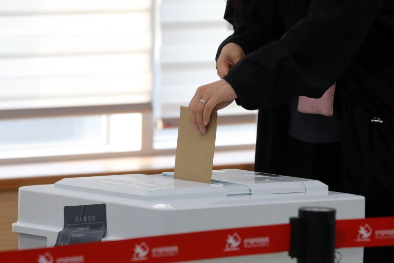 21대 대통령 선거 사전투표 첫날인 29일 오전 충북 청주시 흥덕구 청주시 강서2동 행정복지센터에 마련된 투표소에서 시민들이 소중한 한 표를 행사하고 있다. 2025.5.29/뉴스1 ⓒ News1 김용빈 기자