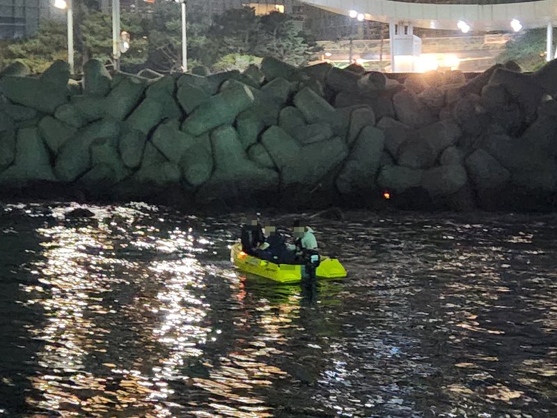 [부산=뉴시스] 1일 오후 부산 해운대구 앞 해상에서 승선 정원을 초과해 레저활동을 한 모터보트가 해경에 적발됐다. (사진=부산해경 제공) 2025.06.02. photo@newsis.com *재판매 및 DB 금지