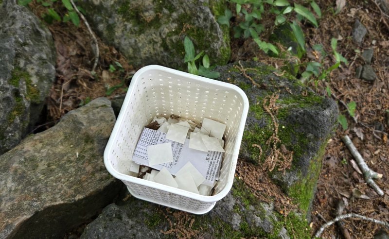 [제주=뉴시스] 한라산국립공원 정상 출입용 손목 밴드인 '띠지'를 부착하고 나서 버린 스티커 조각을 모으기 위해 국립공원 관계자가 마련한 쓰레기통이다. (사진=독자 제공) 2025.06.02. photo@newsis.com