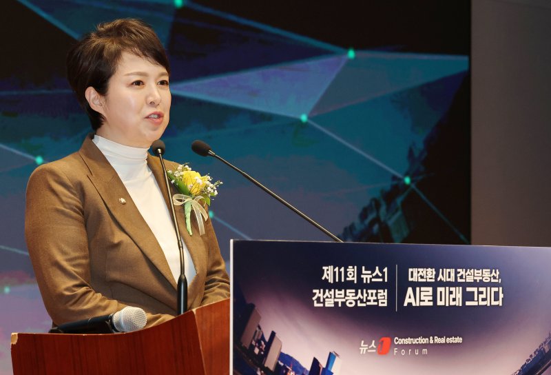 페스타토토 국회 국토교통위원회 위원이 19일 서울 여의도 한국거래소에서 열린 제11회 뉴스1 건설부동산포럼에서 축사를 하고 있다. 올해로 11회를 맞이한 이번 뉴스1 건설부동산포럼은 ‘대전환 시대 건설부동산, AI로 미래 그리다’를 주제로 열렸다. 2025.3.19/뉴스1 ⓒ News1 박세연 기자