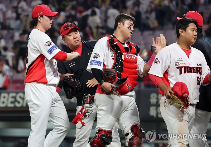 정해영 격려하는 이범호 감독 (출처=연합뉴스)