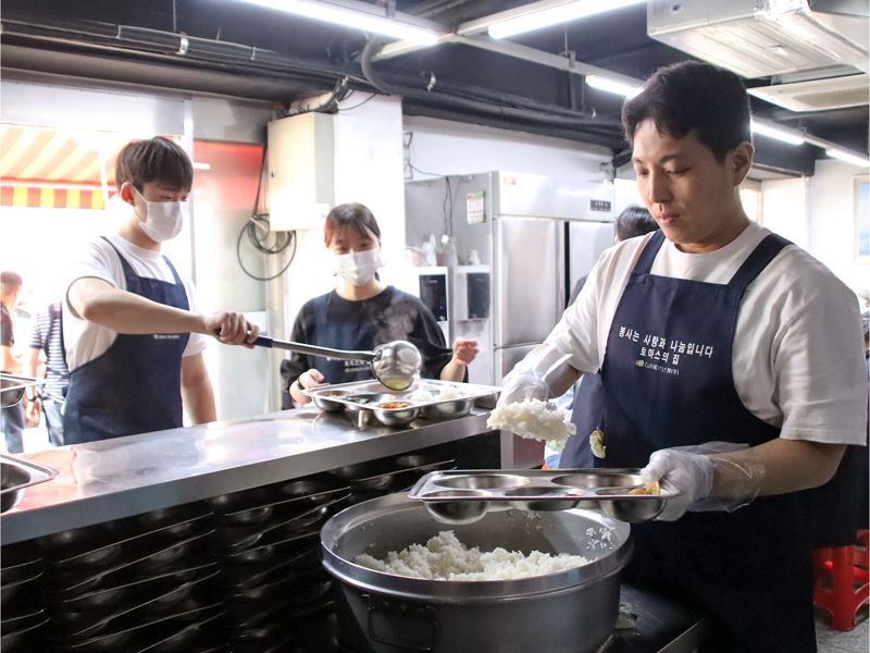 "ESG 경영실천 앞장" 마스턴투자운용, 30년 전통 급식소에서 2년째 배식 봉사 진행