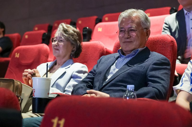 영화 '바다호랑이' 부산 상영회 참석한 문재인 전 대통령과 부인 김정숙 여사 (출처=연합뉴스)