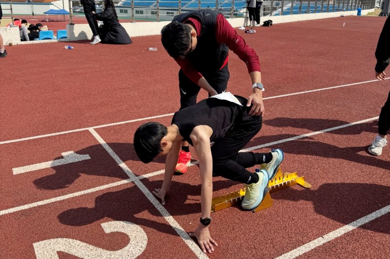 충북 진천군청 직장운동경기부 육상팀은 이달부터 매주 목요일 오후 7시 생거진천 종합운동장에서 '진천군민 건강달리기 교실'을 운영한다.(진천군 제공, 재판매 및 DB금지)/뉴스1