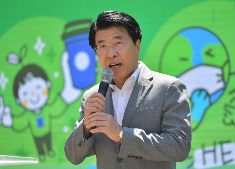 지난해 송파구 환경사랑 축제에서 인사말을 하는 서강석 구청장 (출처=연합뉴스)