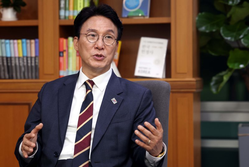 [서울=뉴시스] 조성봉 기자= 김민석 더불어민주당 상임 공동선거대책위원장이 19일 서울 여의도 국회 의원회관에서 뉴시스와 인터뷰를 하고 있다. 2025.05.20. suncho21@newsis.com
