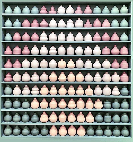이기자, 달항아리_색안료혼합소지, MDF_물레성형, 산화소성 1220,1250℃_2018 (프로젝트 스페이스 제공)