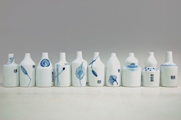 이기자, 파랑의 꽃(Flower of blue)_고령토, 청화안료, 물레성형, 1300℃_2014 (프로젝트 스페이스 제공)