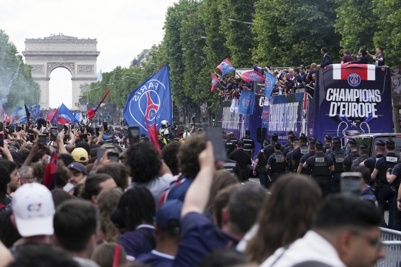 [파리=AP/뉴시스]PSG, UCL 우승 축하 카퍼레이드. 2025.06.01.