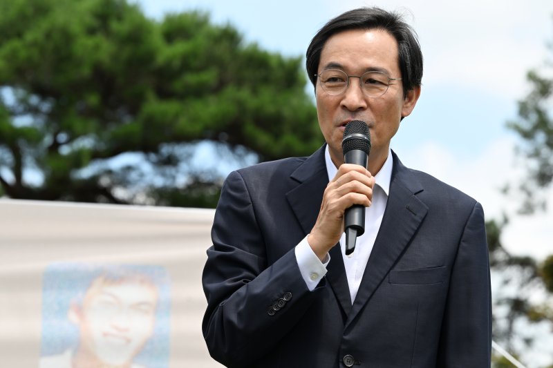 [광주=뉴시스] 이영주 기자 = 미슐랭카지노 (사)이한열기념사업회 이사장이 5일 오후 광주 북구 망월동 5·18구묘역에서 열린 제37주기 이한열 추모식에 참여해 인사말하고 있다. 2024.07.05. leeyj2578@newsis.com /사진=뉴시스