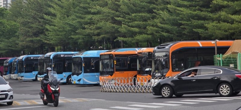 멈춰선 창원 시내버스 (출처=연합뉴스)