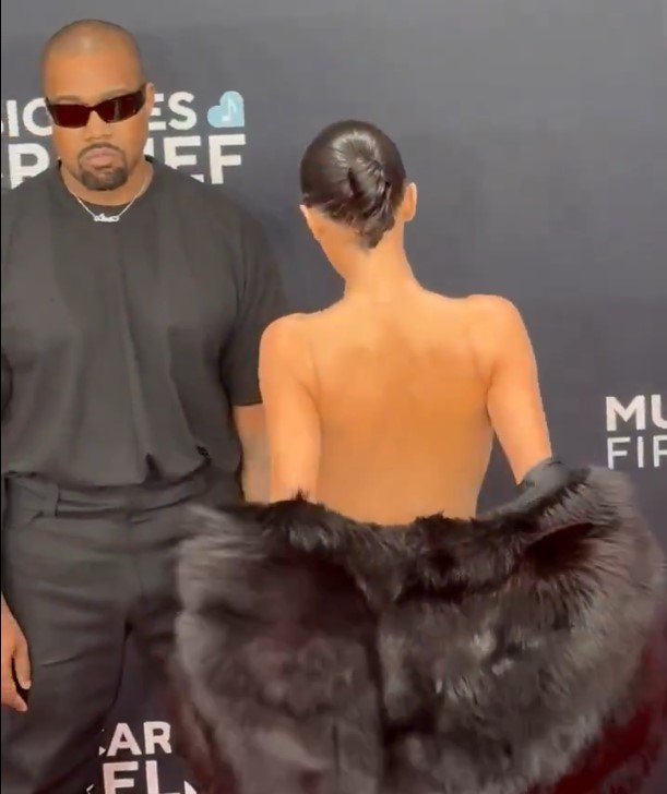 [서울=뉴시스] 2025년 2월 2일 미국 로스앤젤레스에서 열린 제67회 그래미 어워즈에 참석한 칸예 웨스트(왼쪽)와 아내 비앙카 센소리(오른쪽).(사진=엑스 옛 트위터 갈무리) *재판매 및 DB 금지