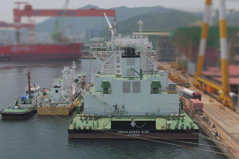[서울=뉴시스] KRISO가 국내 최초 소형 벙커링 선박을 활용한 STS(Ship-to-Ship) LNG 벙커링 동시작업 실증을 진행하고 있다.