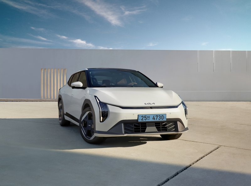 기아가 ‘더 기아 EV4(The Kia EV4)’의 사양 구성과 가격을 공개하고 3월 11일 계약을 시작했다. EV4는 지난 2021년 출시된 기아의 첫 전용 전기차 EV6를 시작으로 EV9, EV3에 이어 기아가 국내 시장에 네번째로 선보이는 전용 전기차 모델로, 전기차의 대중화를 이끌고 EV 라인업을 확장하기 위한 기아 최초의 전동화 세단이다. (기아 제공. 재판매 및 DB 금지) 2025.3.10/뉴스1