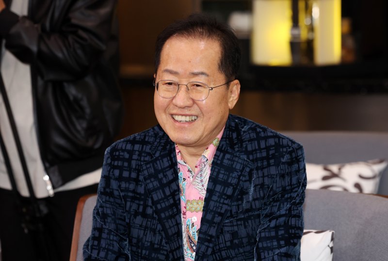 토토 바카라 사이트 전 대구시장이 지난달 10일 오후 인천국제공항 제1여객터미널에서 미국 출국을 앞두고 배웅온 이준석 개혁신당 대선후보와 대화를 하고 있다. 뉴시스