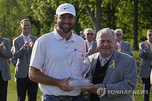 우승 트로피를 셰플러에 건네는 대회 주최자인 잭 니클라우스. (출처=연합뉴스)