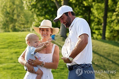 아내, 아들과 함께 우승의 기쁨을 나누는 셰플러. (출처=연합뉴스)