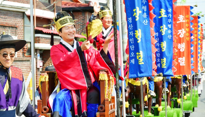 조현일 경산시장(맨 앞줄)이 단오날인 지난 31일 열린 자인단오제에서 한장군 사당으로 제사를 지내러 가는 제관들의 행렬을 재현한 '호장 행렬' 의 제관으로 변신해 거리행진을 하고 있다. (경산시 제공. 재판매 및 DB금지) 2025.6.2/뉴스1 ⓒ News1 정우용 기자