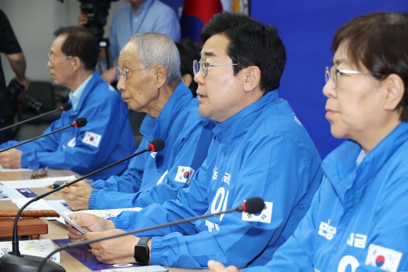 박찬대 더불어민주당 상임총괄선거대책위원장이 2일 오전 서울 여의도 당사에서 열린 중앙선거대책위원회의에서 발언하고 있다. 2025.6.2/뉴스1 ⓒ News1 이광호 기자