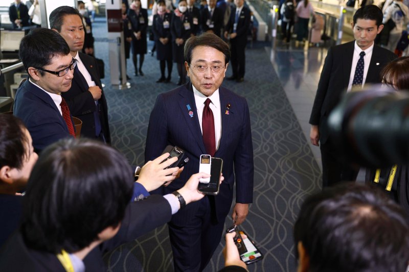 [도쿄=AP/뉴시스] 미국과의 관세 협상에 공을 들이고 있는 일본은 미국이 철강·알루미늄에 대한 관세를 두 배로 인상한 데 대해 설명받지 못했다고 밝혔다. 사진은 일본 무역 협상단을 이끄는 아카자와 료세이 경제재생상이 지난 4월 16일 도쿄 하네다 국제공항에서 취재진에게 발언하고 있다. 2025.06.02.