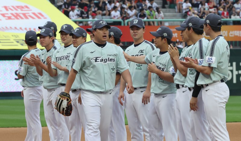 [인천=뉴시스] 김금보 기자 = 6일 오후 인천 SSG 랜더스필드에서 열린 2024 KBO 올스타전 나눔 올스타와 드림 올스타의 경기, 나눔 한화 류현진이 경기장에 들어서고 있다. 2024.07.06. kgb@newsis.com