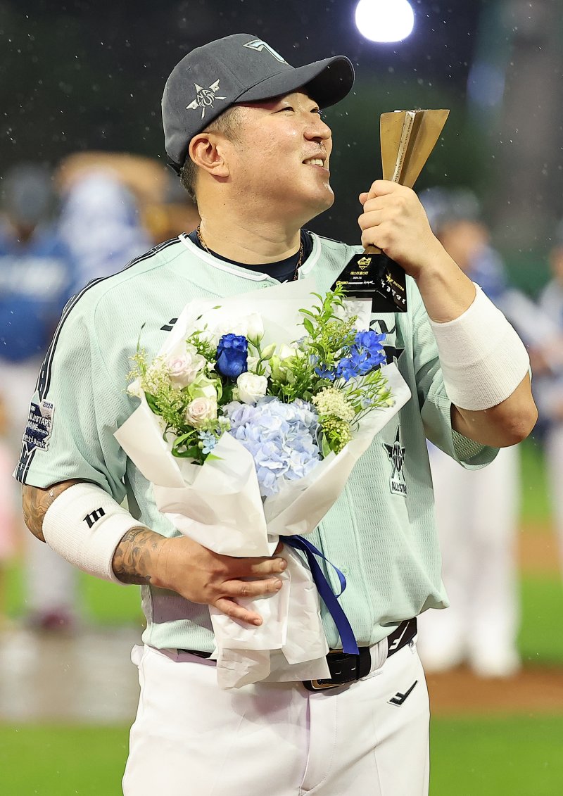 6일 오후 인천시 미추홀구 문학동 SSG랜더스필드에서 열린 '2024 신한 SOL Bank KBO 올스타전’ 나눔 올스타와 드림 올스타의 경기, 4대2로 승리한 나눔 올스타 KIA 최형우가 역대 최고령 올스타전 MVP에 선정된 뒤 트로피에 입을 맞추고 있다. 2024.7.6/뉴스1 ⓒ News1 김진환 기자