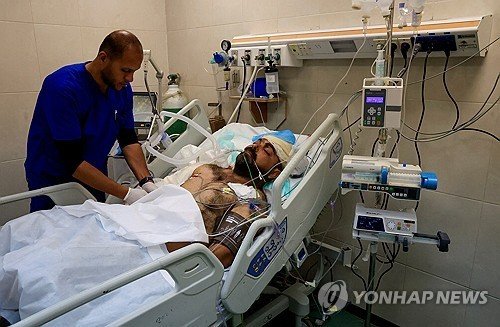중상 입고 치료받던 가자지구 의사 함디 알 나자르 (출처=연합뉴스)