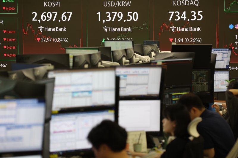 지난달 30일 오후 서울 중구 토토 사이트 바카라은행 딜링룸에서 딜러들이 업무를 보고 있다. /사진=뉴시스
