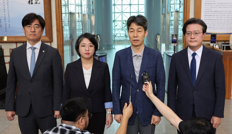 윤건영 더불어민주당 의원을 비롯한 국회 행정안전위원회 소속 의원들이 1일 서울 서대문구 경찰청을 찾아 댓글 부대 운영 리박스쿨 관련 항의 방문을 마친 뒤 발언하고 있다. 왼쪽부터 김성회, 용혜인, 윤건영, 채현일 의원. 2025.6.1/뉴스1 ⓒ News1 박지혜 기자