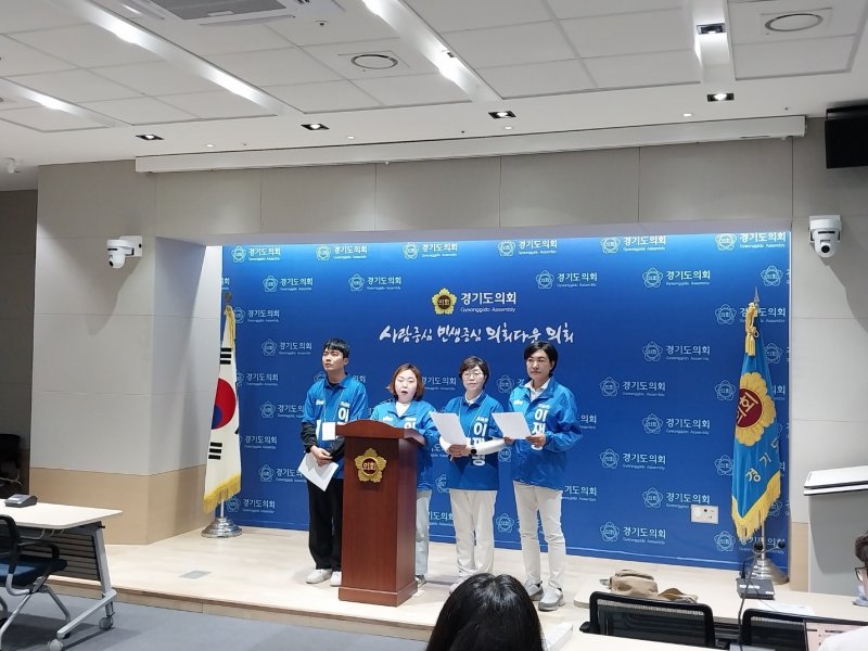 경기도의회 더불어민주당이 2일 오전 도의회 브리핑룸에서 기자회견을 열어 여중생들에게 TV 토론에서 논란이 된 여성 혐오성 발언을 한 국민의힘 소속 도의원의 제명을 촉구했다.2025.6.2/뉴스1 ⓒ News1 송용환 기자