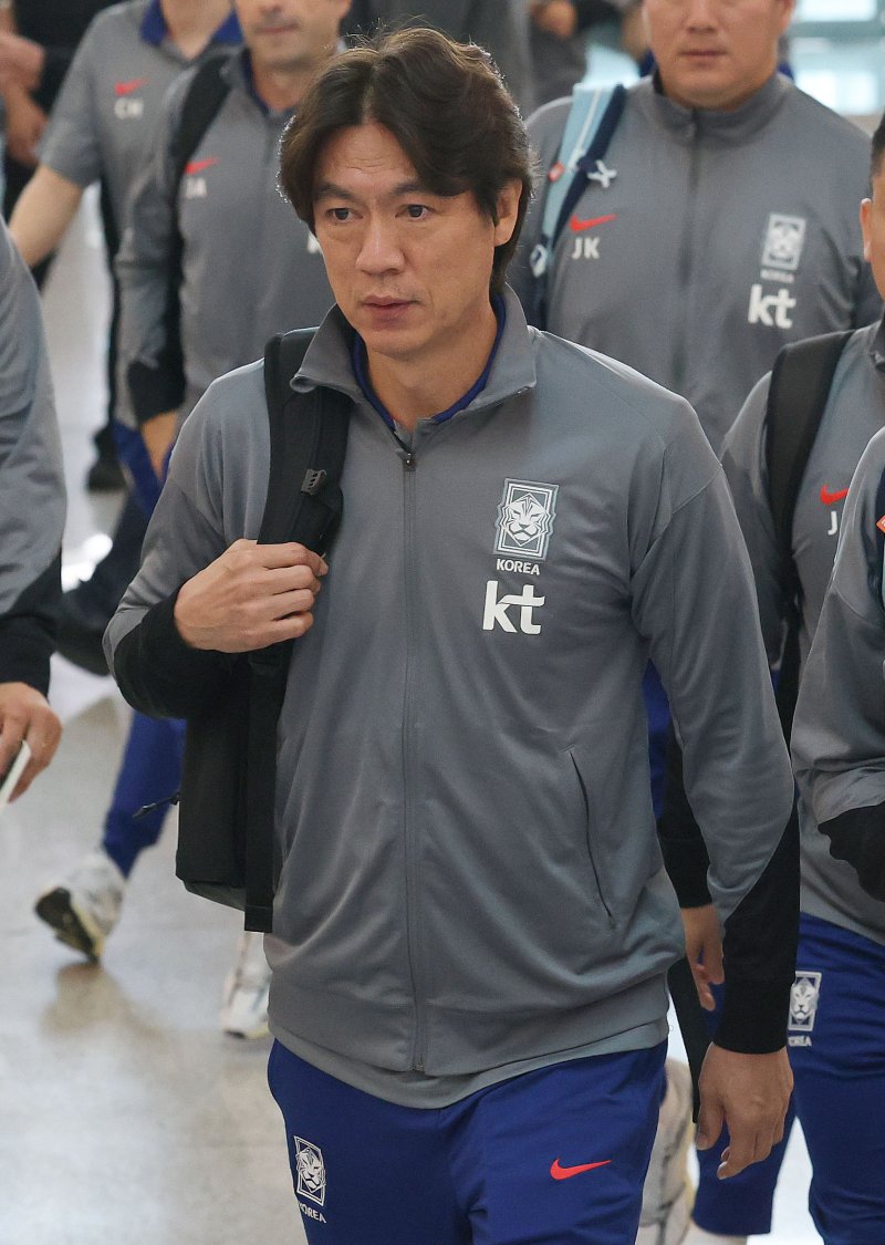 축구 국가대표팀 홍명보 감독이 2일 이라크전 원정경기를 하기 위해 인천국제공항을 통해 출국하고 있다. 대한민국 축구대표팀은 6일 오전 3시15분(한국시간) 이라크와 2026 국제축구연맹(FIFA) 북중미 월드컵 아시아 3차 예선 B조 경기를 치른다. 2025.6.2/뉴스1 ⓒ News1 박세연 기자